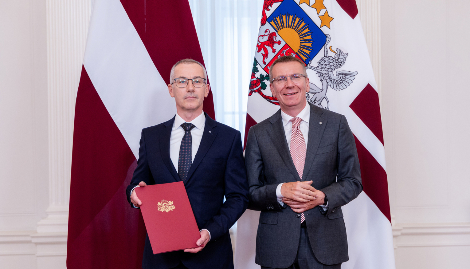 Akreditācijas rakstu saņem Gints Serafinovičs.12.08.2025.