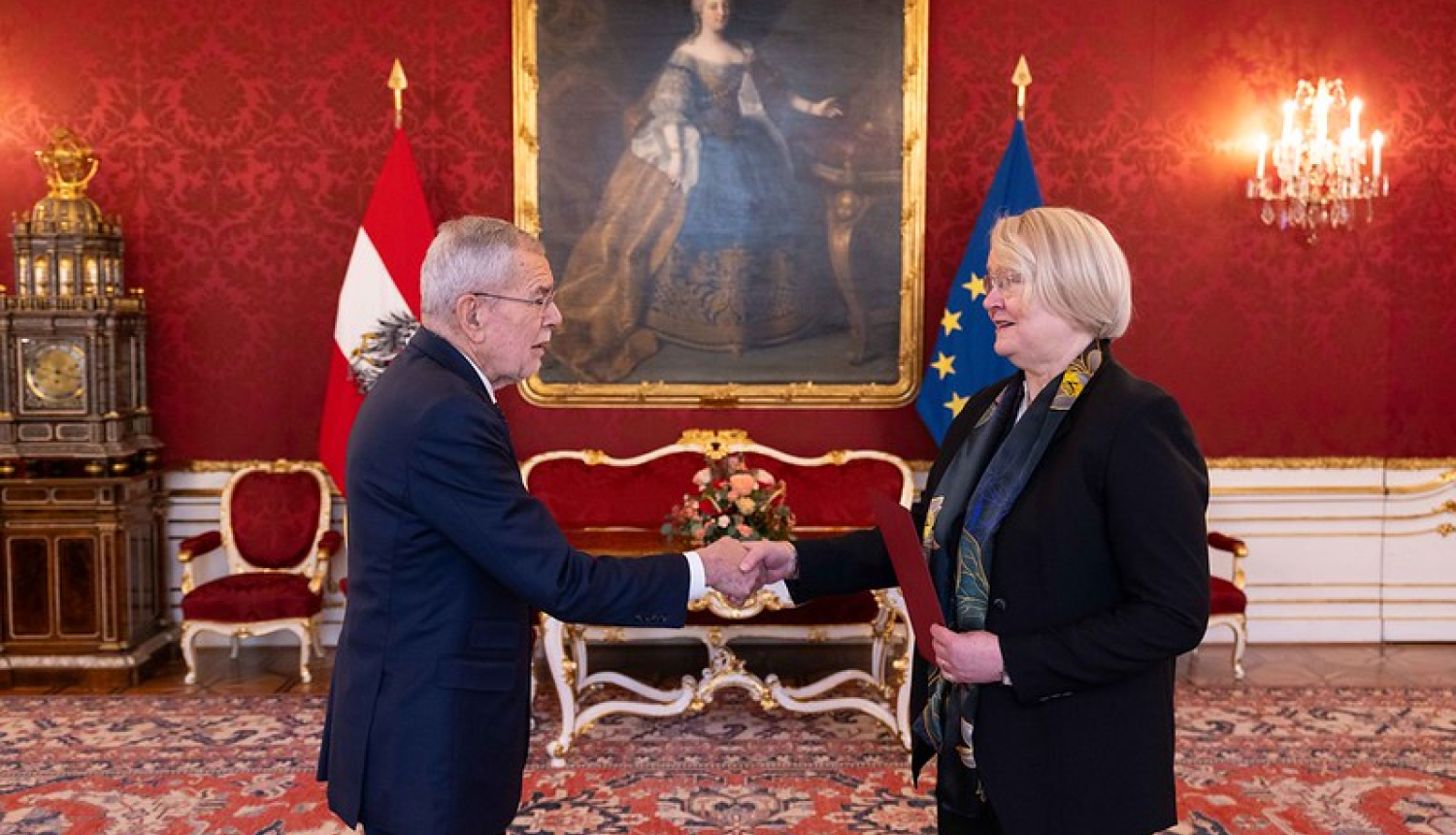 Vēstniece Ingrīda Levrence iesniedz akreditācijas vēstules Austrijas Republikas Federālajam prezidentam Dr. Aleksandram van der Bellenam