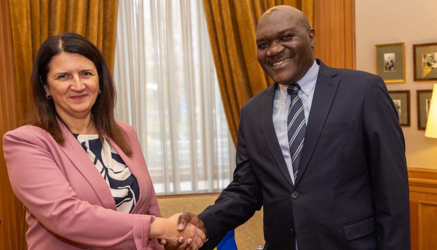 Valsts sekretāra vietniece ekonomisko attiecību jautājumos Ivita Burmistre un Ruandas ārkārtējais un pilnvarotais vēstnieks Latvijā Lambērs Dušimimana