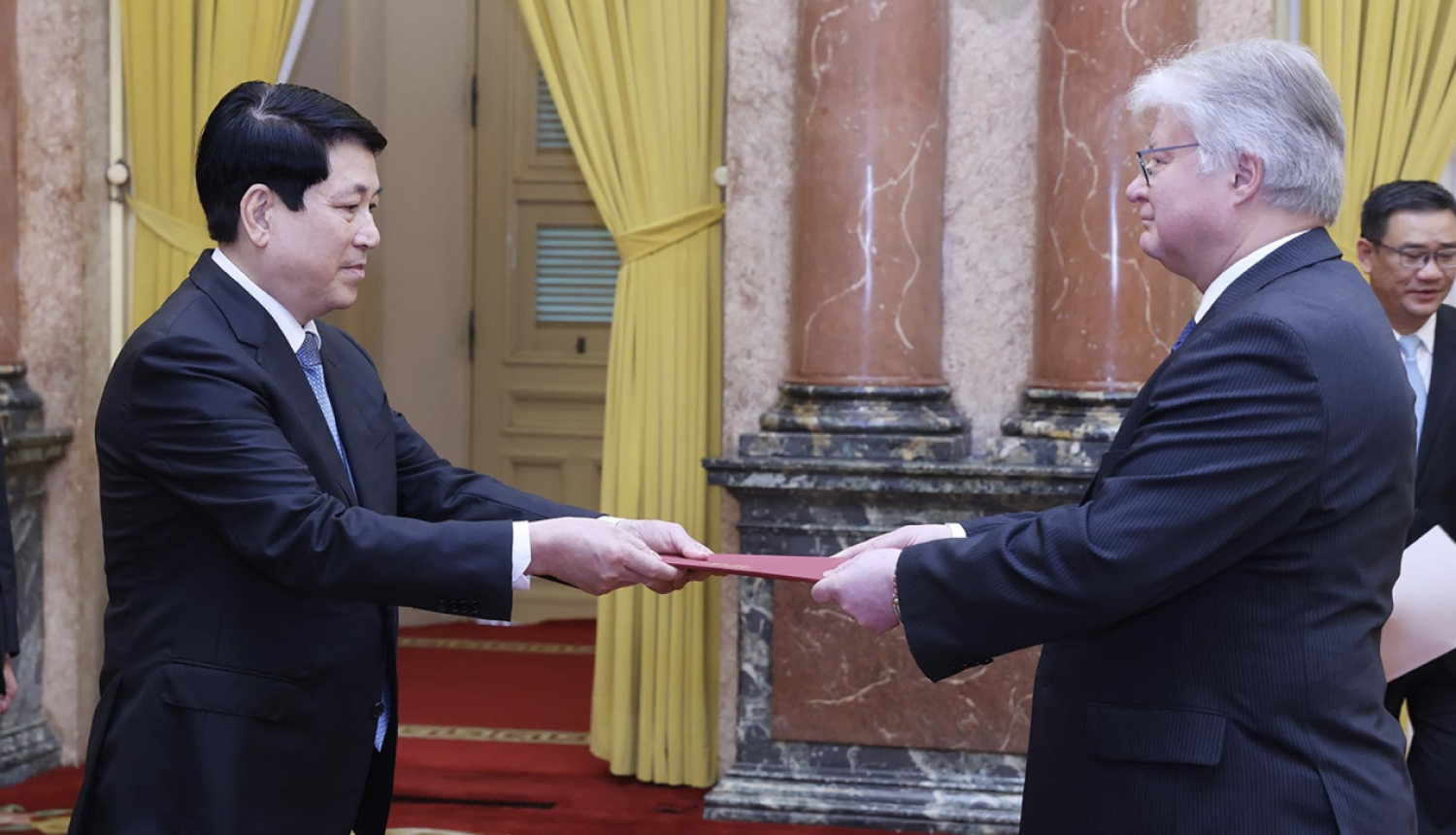 Vēsnieks Kārlis Eihenbaums Hanojā iesniedz akreditācijas vēstules Vjetnamas Sociālistiskās Republikas prezidentam Lionam Kionam