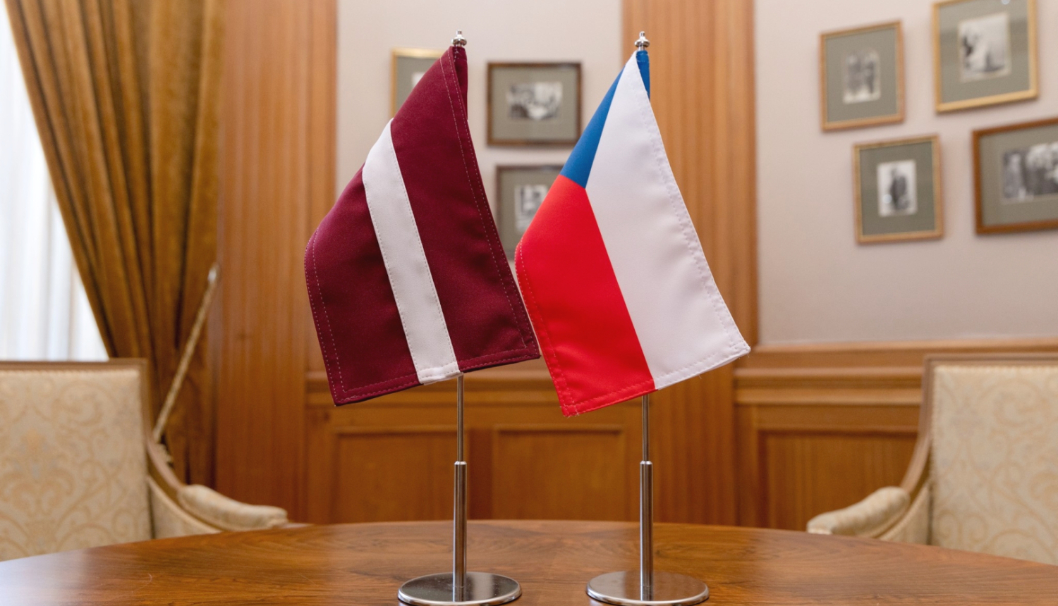 Latvijas un Čehijas karogi