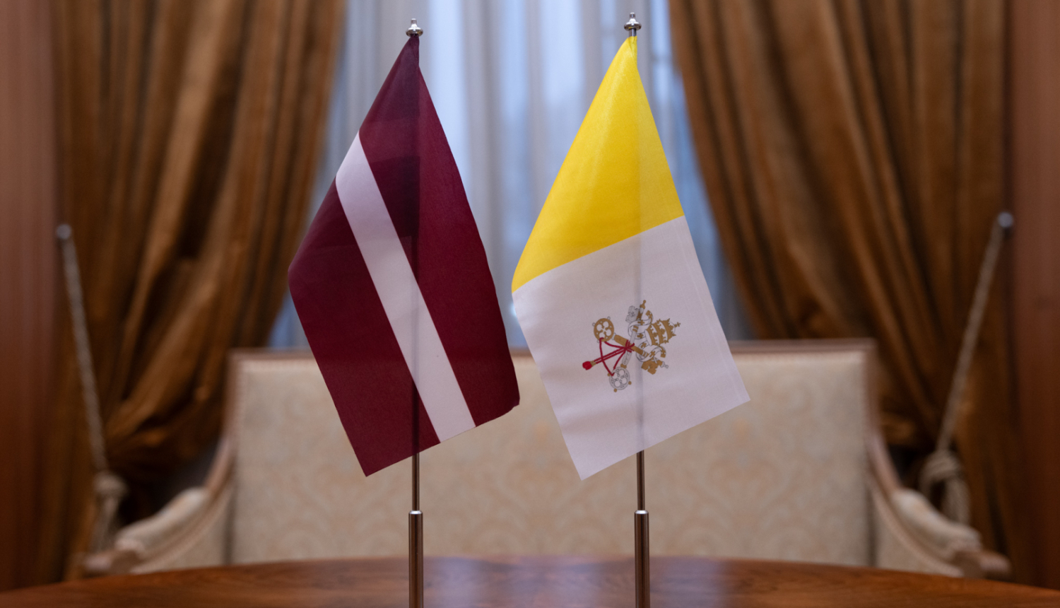 Latvijas un Vatikāna karogi