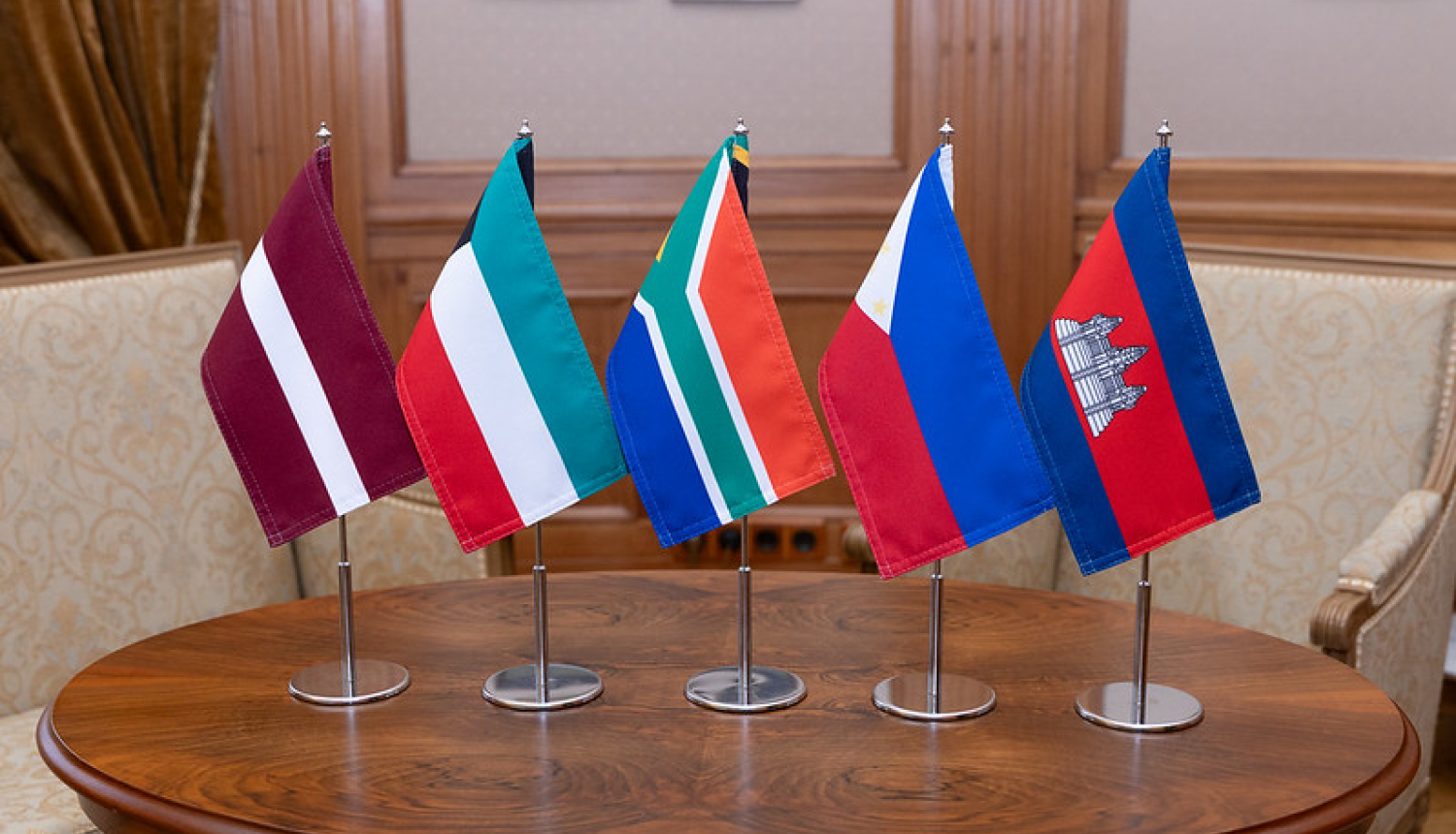 Latvijas, Kuveitas, Dienvidāfrikas Republikas, Filipīnu un Kambodžas karogi