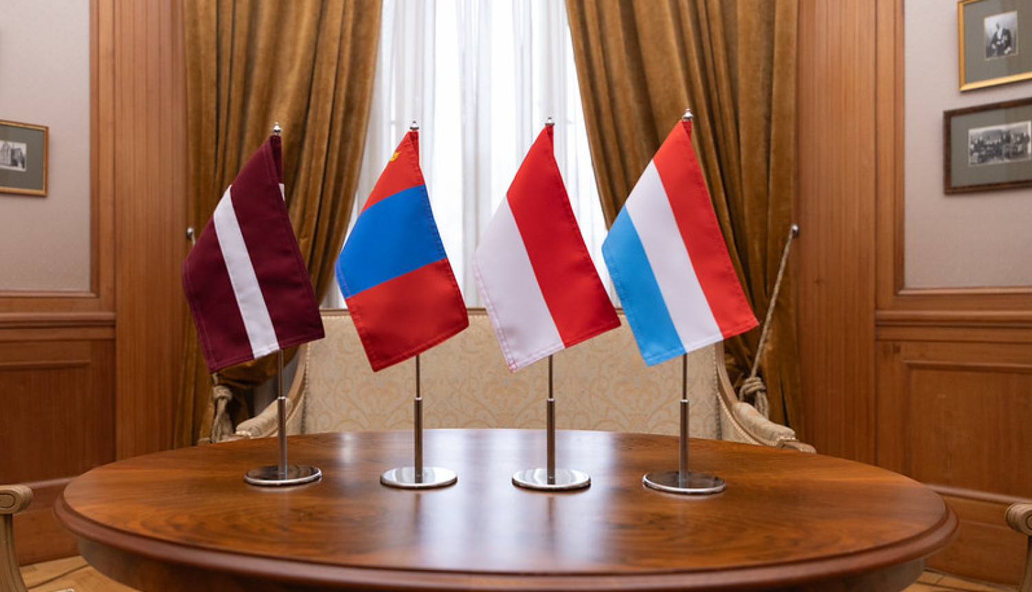 Latvijas, Mongolijas, Indonēzijas un Luksemburgas karogi