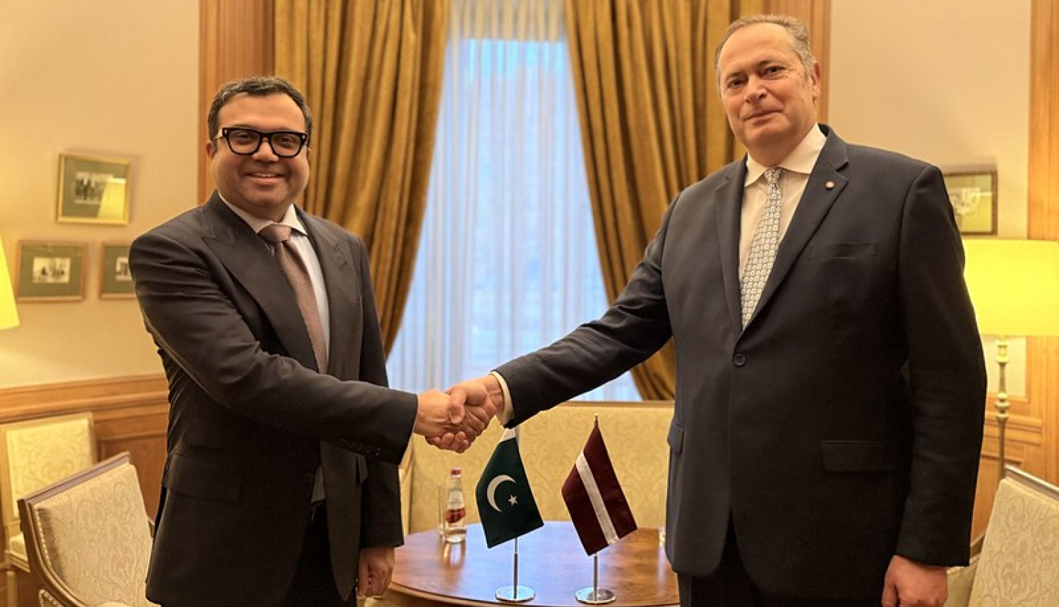 Valsts sekretāra vietnieks-administratīvais direktors Māris Selga un Pakistānas Islāma Republikas ārkārtējais un pilnvarotais vēstnieks Latvijā Muhammads Samiurrehmāns