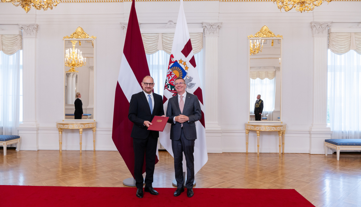 R. Jansons saņem akreditācijas rakstu. 12.08.2025.