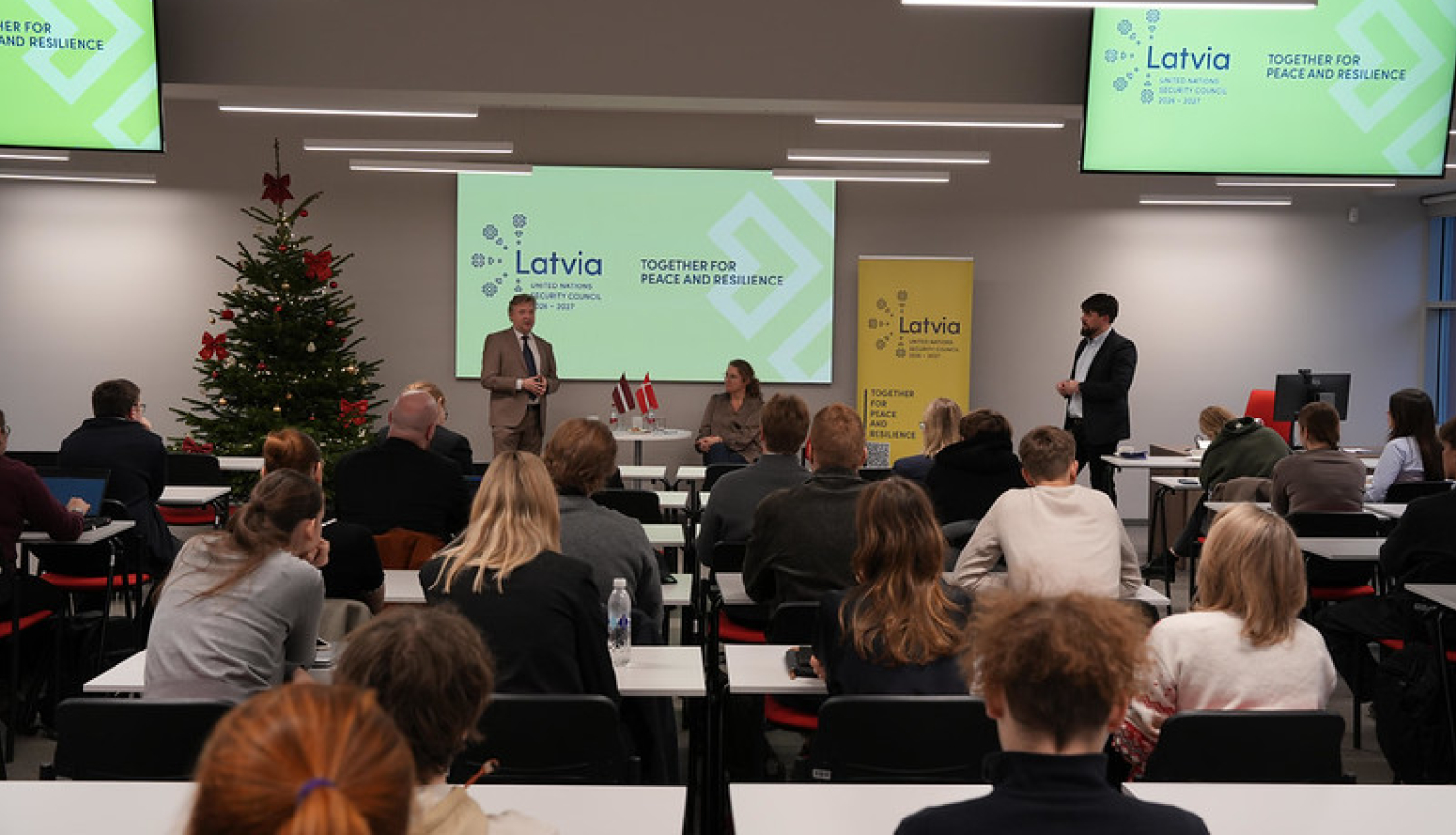 Renārs Danelsons uzrunā diskusijas dalībniekus