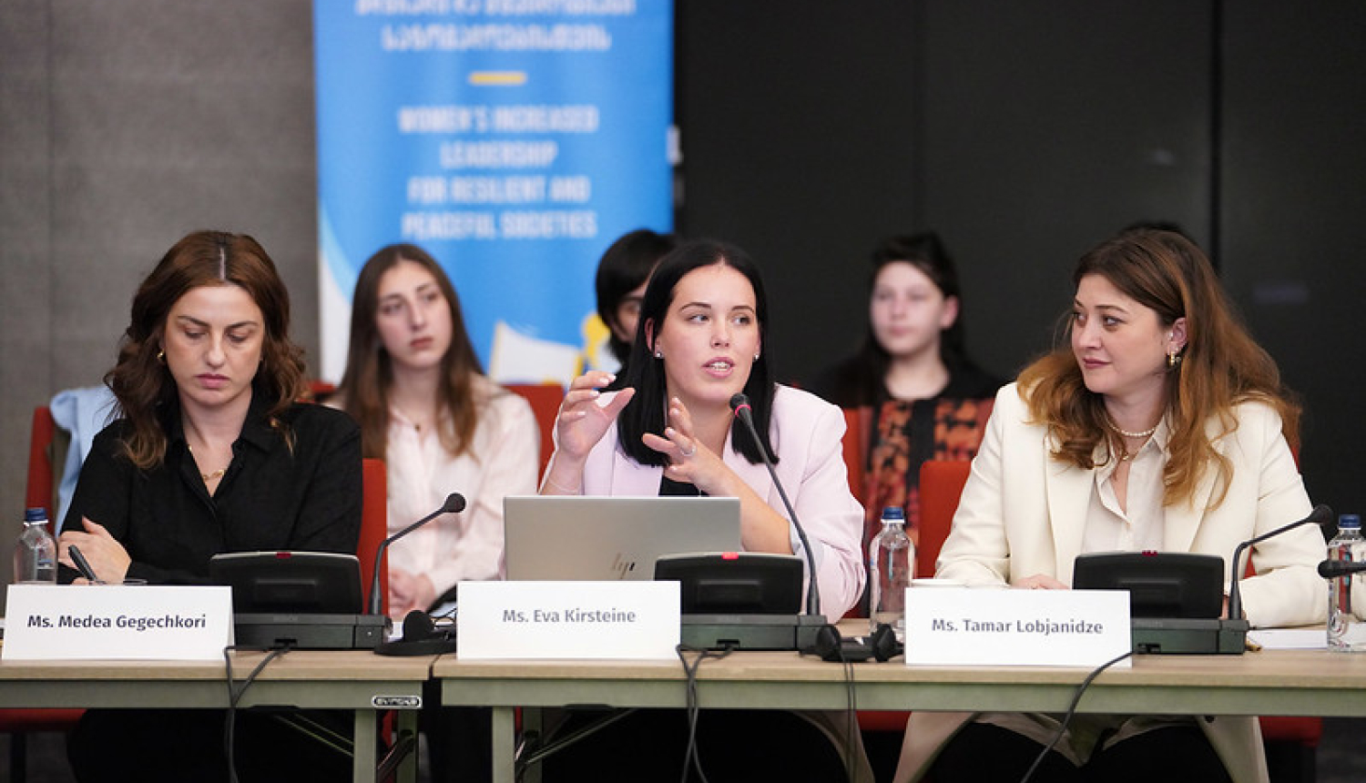 Biedrības “Sievietes drošībai” projektu vadītāja Eva Kiršteine uzrunā klātesošos