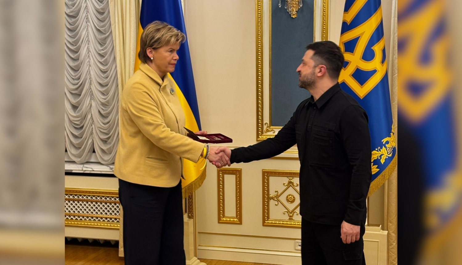 Volodimirs Zelenskis pasniedz Baibai Bražei Ukrainas valsts apbalvojumu