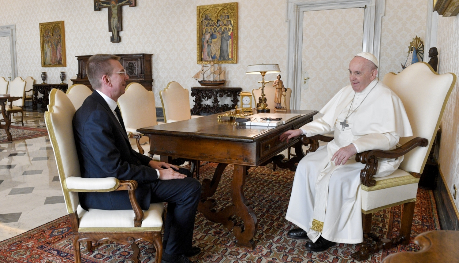 Latvijas ārlietu ministrs ar pāvestu Francisku pārrunā atbalstu Ukrainai