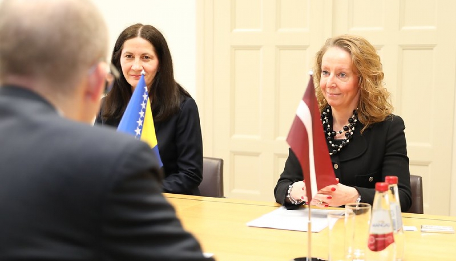 Valsts sekretārs Andris Pelšs tiekas ar Bosnijas un Hercegovinas nerezidējošo vēstnieci Anesu Kunduroviču-Miļaku (Anesa Kundurović Miljak)