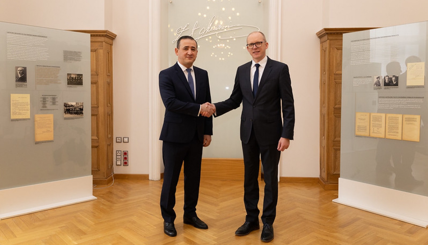Ārlietu ministrijas valsts sekretārs Andris Pelšs iepazīšanās vizītē pieņēma nākamo Uzbekistānas vēstnieku Latvijā Timuru Rahmanovu (Timur Rakhmanov)