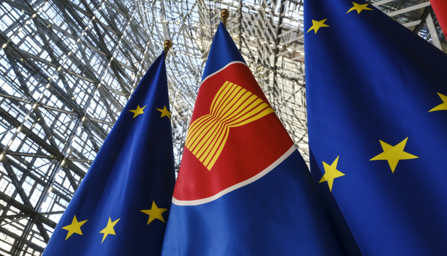 EU un ASEAN karogi