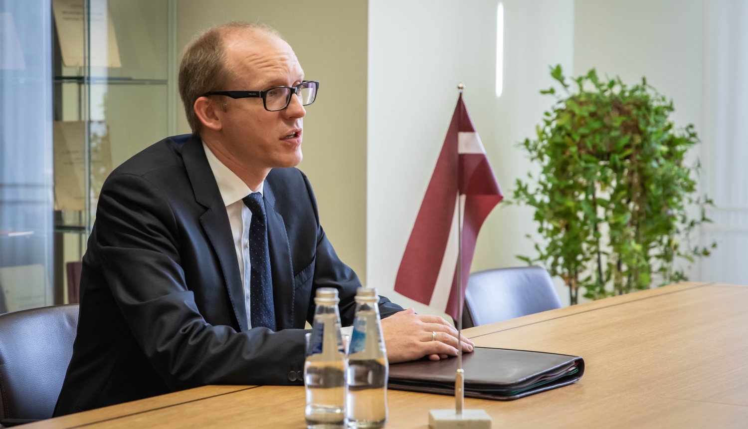 Valsts sekretārs akreditācijas vizītē pieņem jauno Šveices Konfederācijas vēstnieku