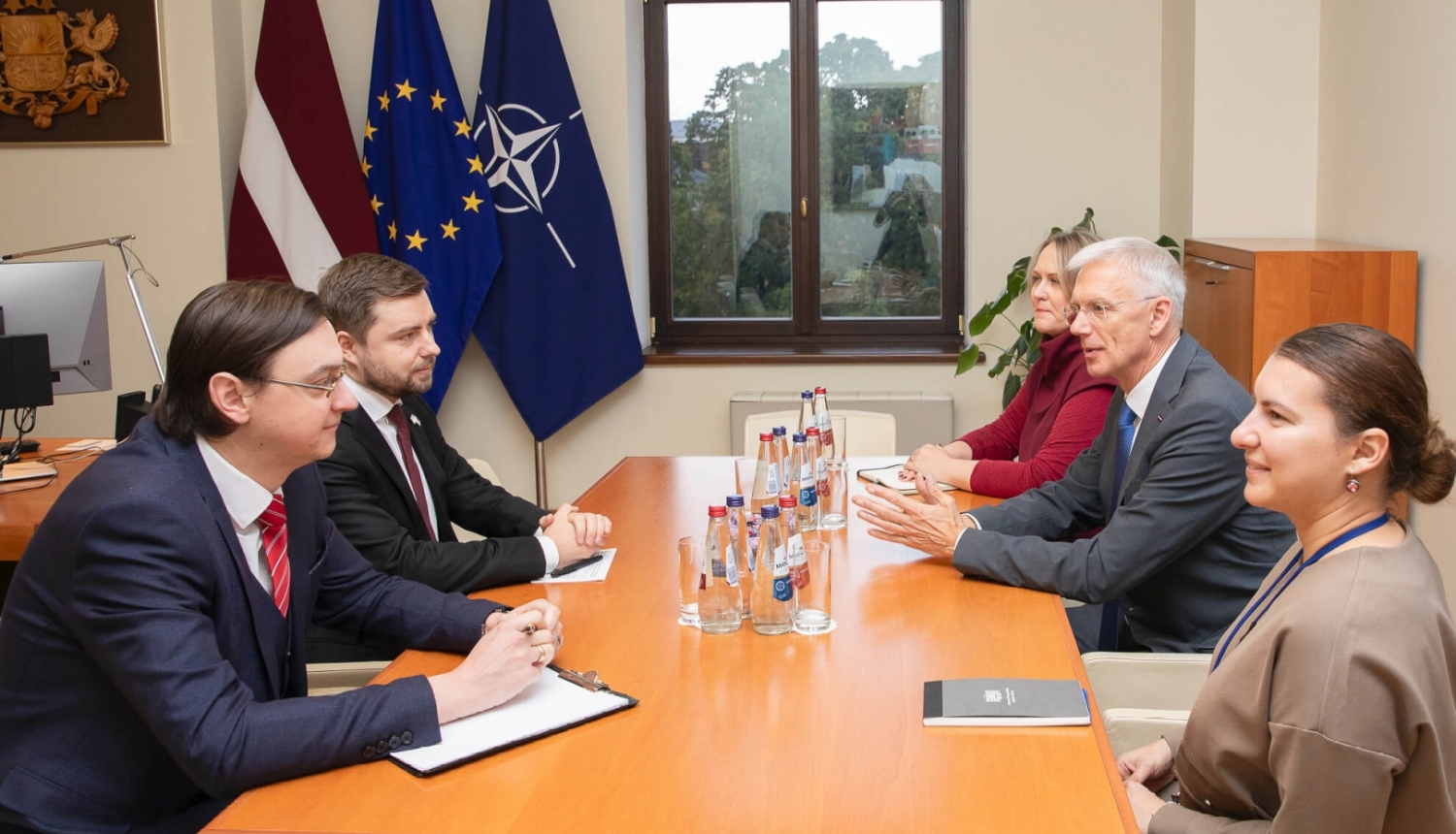 Latvijas ārlietu ministrs Krišjānis Kariņš tiekas ar Ukrainas vēstnieku Latvijā Anatoliju Kucevolu