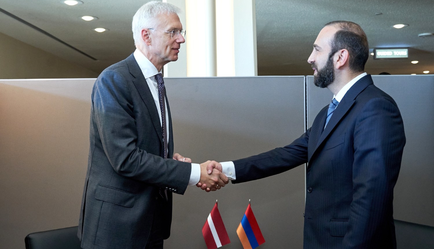 Latvijas ārlietu ministrs Krišjānis Kariņš tiekas ar Armēnijas ārlietu ministru Araratu Mirzojanu