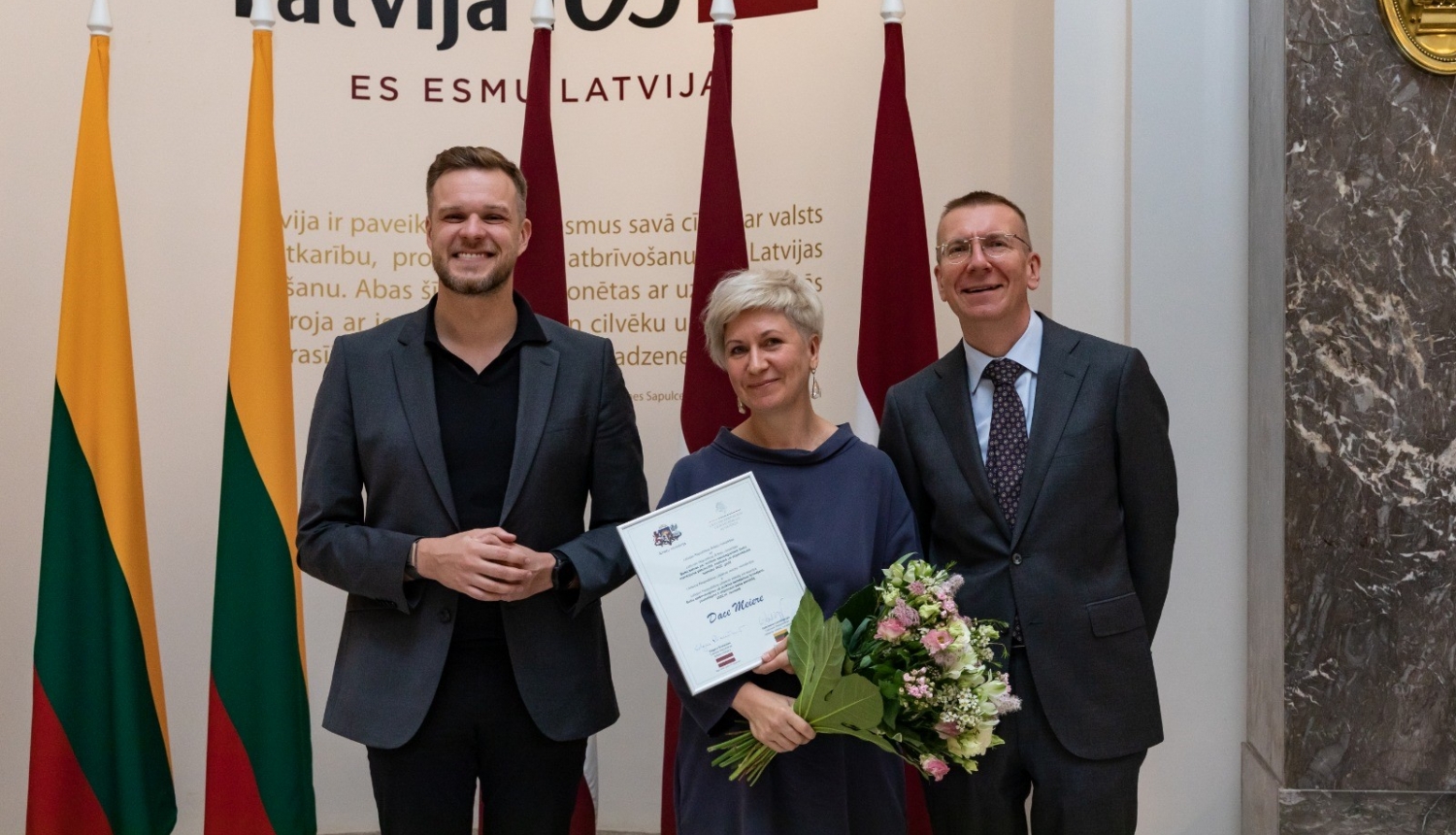 Latvijas un Lietuvas ārlietu ministri Rīgā pasniedz ikgadējo Baltu balvu tulkotājai Dacei Meierei