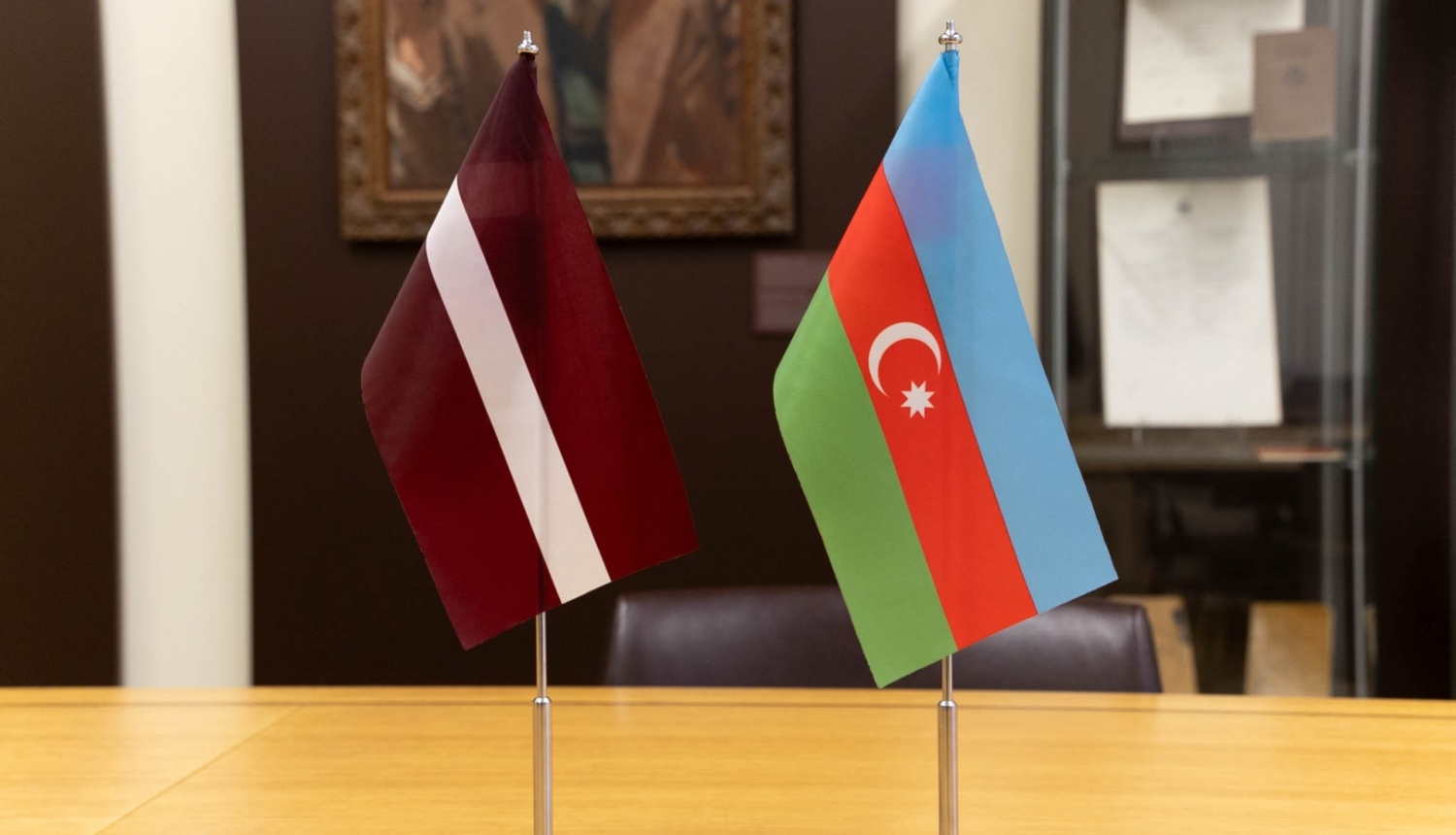 Latvijas un Azerbaidžānas karogi