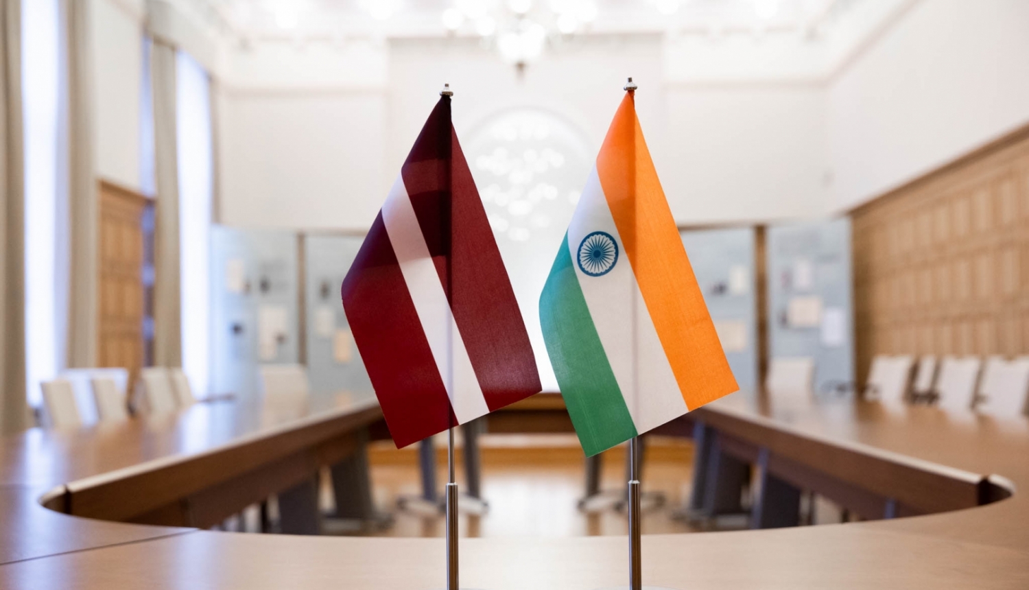 Latvijas un Indijas karogi