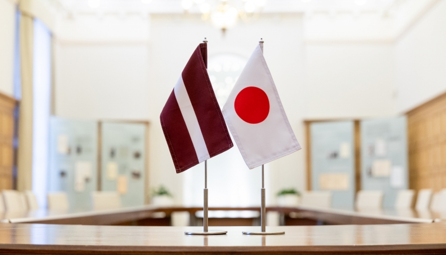 Latvijas un Japānas karogi