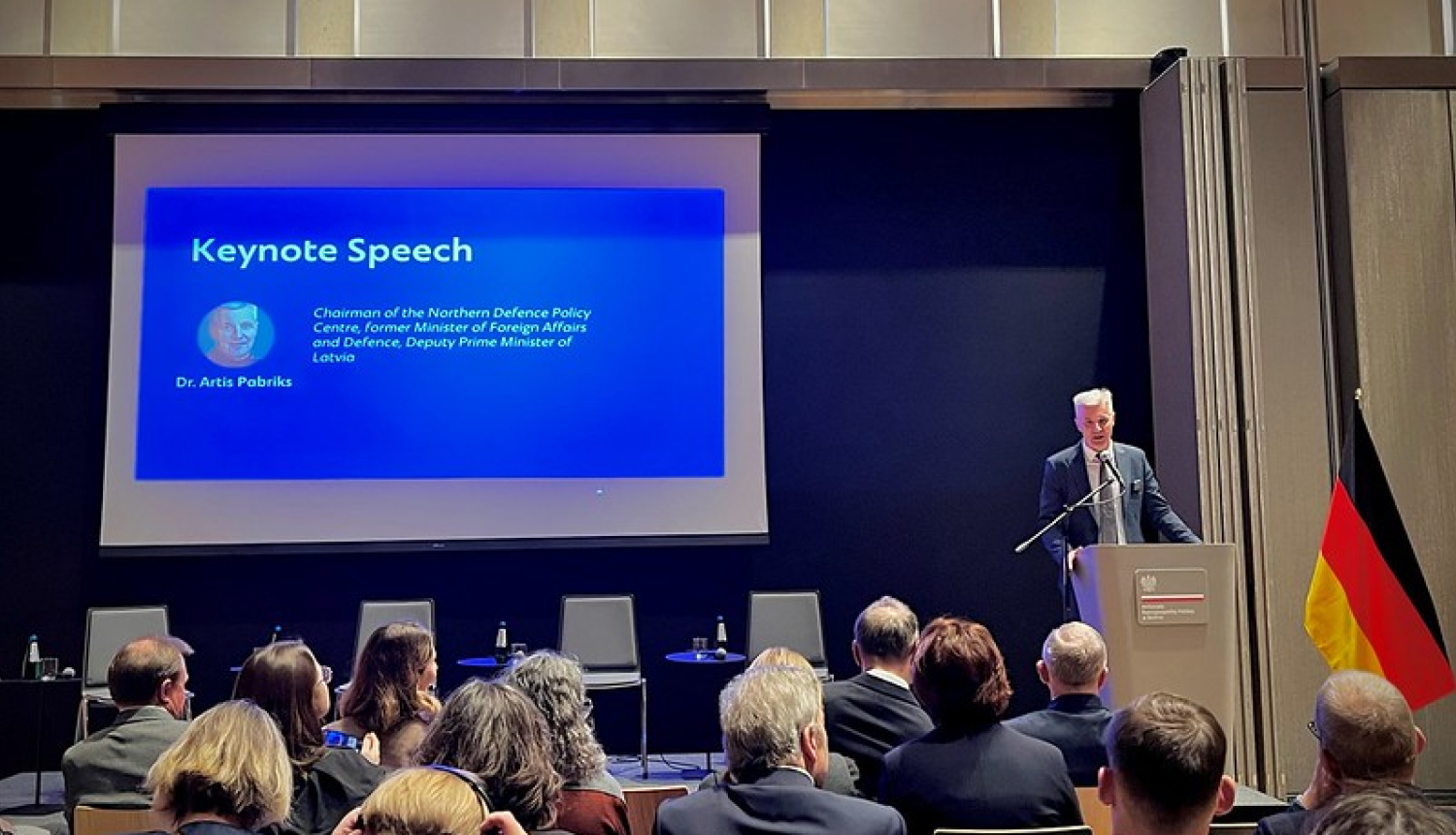 Artis Pabriks uzrunā simpozija “Impērijas atbalsis: padomju pieminekļi un dezinformācijas mehānismi” dalībniekus